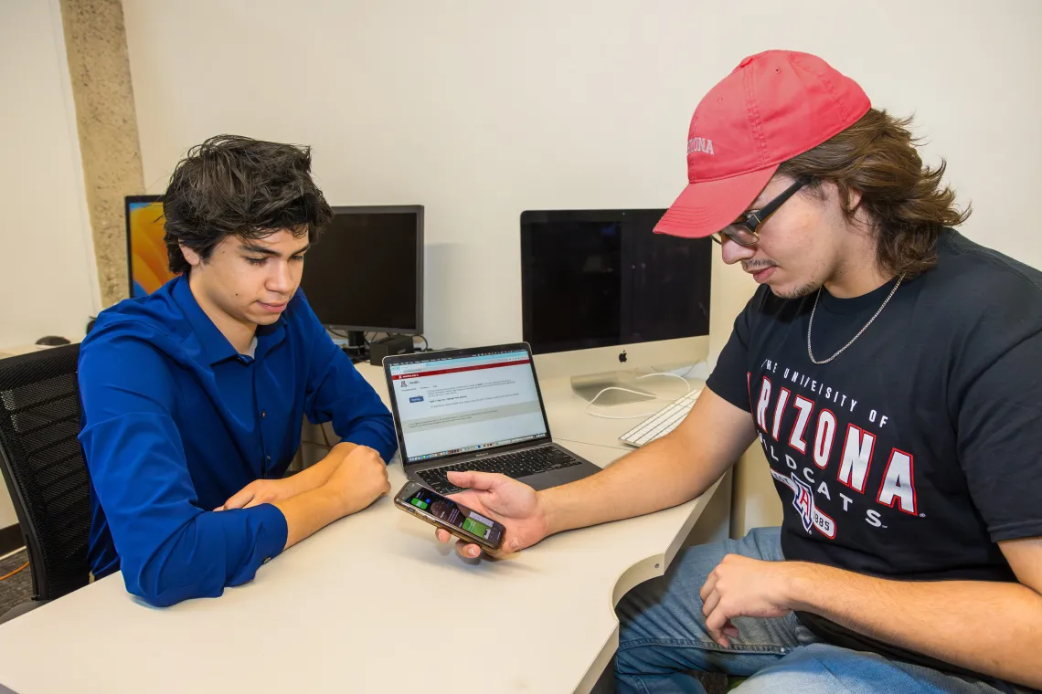 Tech Zone consultant helps student with getting NetID+ Duo app on phone