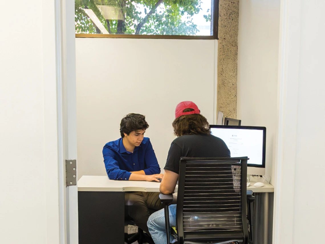 Student-worker-main-Library-Tech-Zone